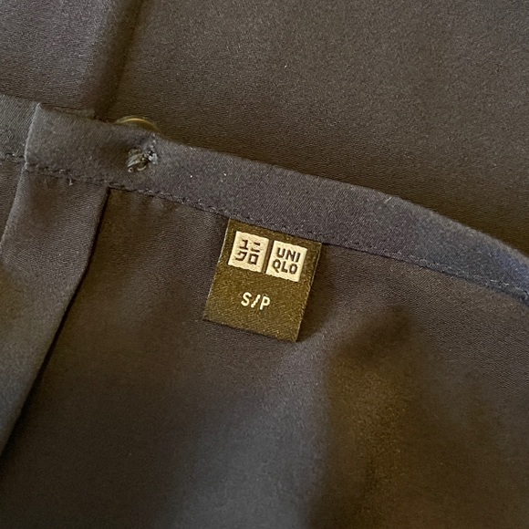 Uniqlo silk feel short-sleeve blouse - Picture 3 of 3